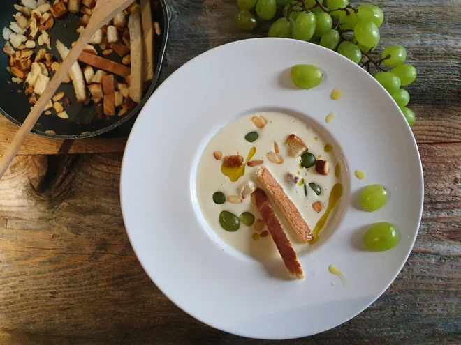 Poletov recept: Bela mandljeva juha (Ajo blanco). FOTO: Tanja Drinovec
