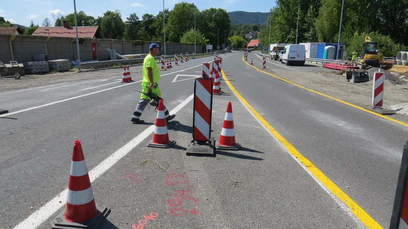Fotografija: Začetek gradnje krožišča na avtocestnem izvozu iz ljubljanske smeri na Vrhniki. FOTO: Bojan Rajšek/Delo