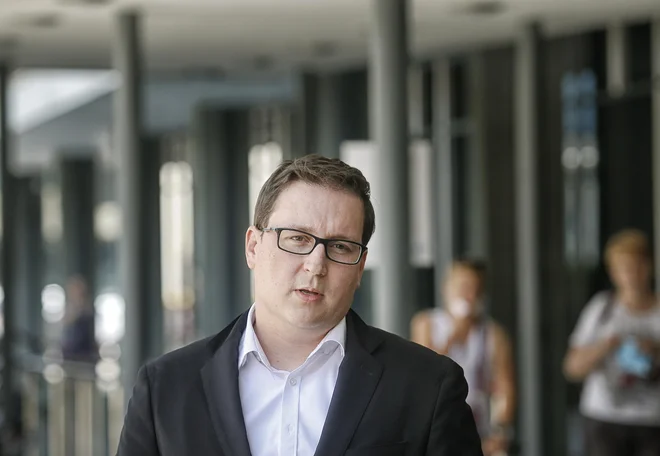 »Zgrožen sem nad stališči oziroma dogajanjem, ki smo mu priča v zadnjih dneh v Semiču in Preboldu,« je izjavil minister za javno upravo Boštjan Koritnik. FOTO: Blaž Samec/Delo
