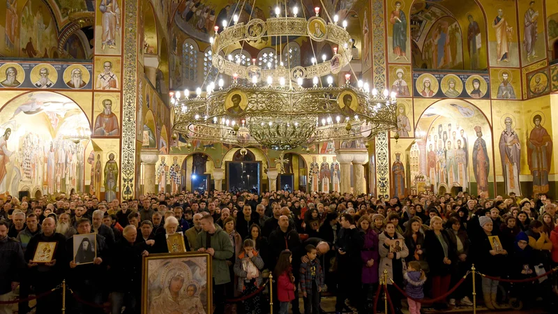 Fotografija: Etnična trenja v Črni gori je že lani podžgal zakon o lastništvu cerkvenih nepremičnin, proti kateremu je takrat v Podgorici protestiralo več tisoč vernikov Srbske pravoslavne cerkve. Foto Savo Prelevic/AFP
