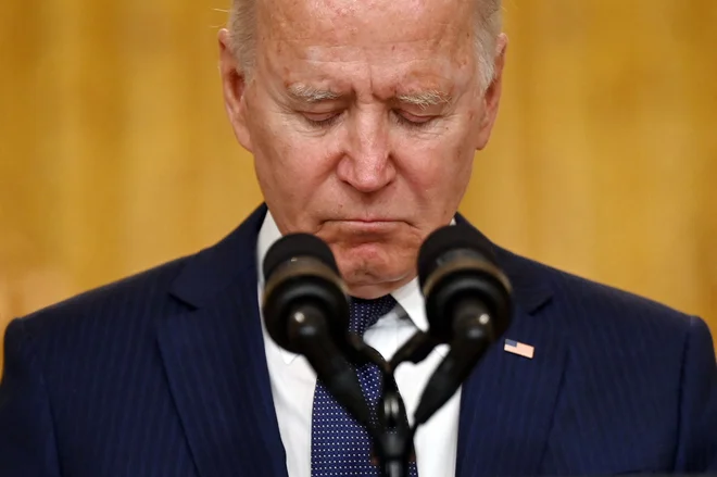 Komaj pol leta po prevzemu oblasti se za demokratskega predsednika Joeja Bidna »buck« res ustavlja pri njegovi mizi, kar v ameriškem političnem žargonu pomeni dokončen prevzem odgovornosti. Foto: Jim Watson/Afp