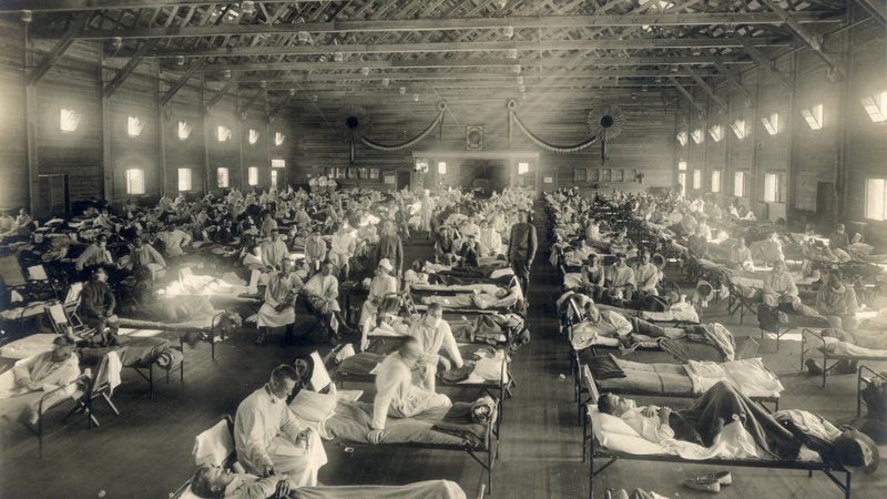 Fotografija: Zasilna bolnišnica v Kansasu v času pandemije španske gripe. Foto: National Museum Of Health And Medicine