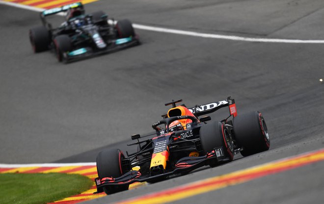 Na včerajšnjih prostih treningih v Spa-Francorchampsu sta bila najhitrejša Max Verstappen in Valtteri Bottas (v ozadju). FOTO: John Thys/AFP