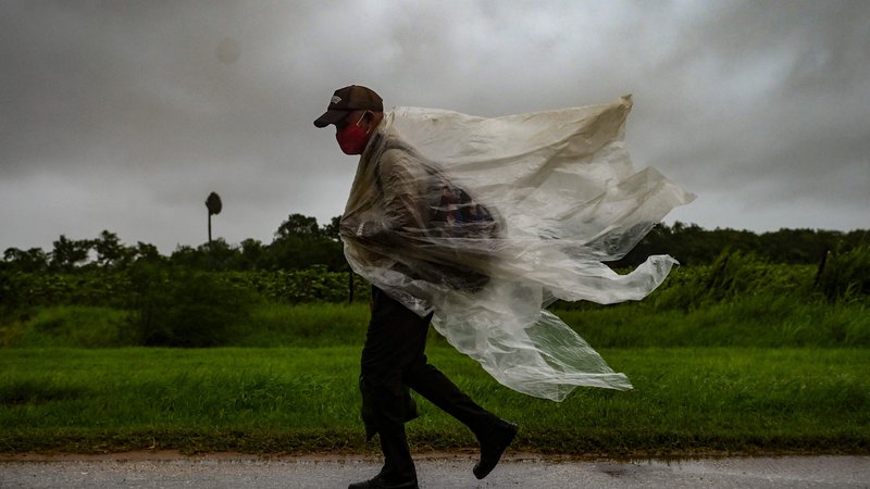 Fotografija: Orkan je zahodno Kubo kot nevihta prve kategorije dosegel v petek z vetrom, ki je pihal s hitrostjo okoli 80 kilometrov na uro. FOTO: Yamil Lage/AFP