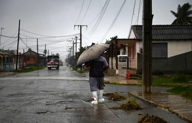 Oblasti so na območju Pinar del Rio evakuirale več kot 10.000 prebivalcev, v prestolnici Havana pa so ustavile javni promet in evakuirale na tisoče ljudi. FOTO: Yamil Lage/AFP