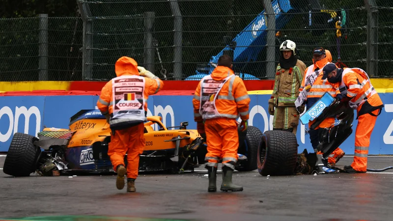 Fotografija: Lando Norris je imel očitno srečo v nesreči. FOTO: Kenzo Tribouillard/AFP