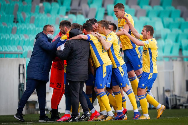 Nogometaši Kopra so se razveselili zmage v Sežani. FOTO: Uroš Hočevar/Delo