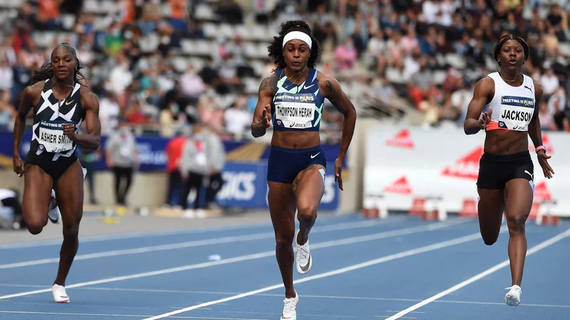 Fotografija: Elaine Thompson-Herah (v sredini) je prekosila tudi Shericko Jackson in Dino Asher-Smith. FOTO: Lucas Barioulet/AFP
