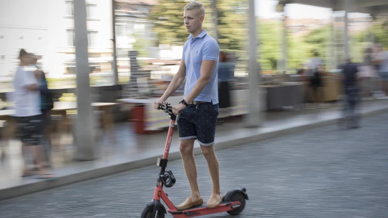 Fotografija: Letošnja poletna turistična sezona v prestolnici je precej boljša od lanske, a še vedno težko primerljiva s poletnimi meseci leta 2019. Turiste poskušajo dlje zadržati v Ljubljani tudi z novo pridobitvijo – najemom električnega skiroja. FOTO: Jure Eržen/Delo