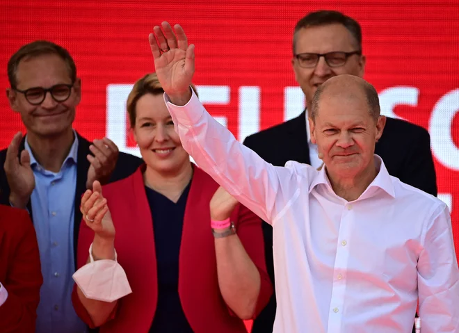 Glede na anketo YouGov je SPD priljubljenost poskočila za osem odstotnih točk in bi jo volilo 24 odstotkov vprašanih. FOTO: Tobias Schwarz/Afp