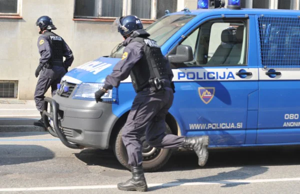 Policisti, celo&nbsp;sindikalni,&nbsp;so, roko na srce, vendarle junaki. FOTO: Oste Bakal