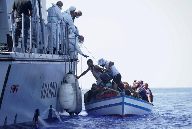 V sprejemnem centru na Lampedusi več kot 1200 migrantov. FOTO: Juan Medina/Reuters