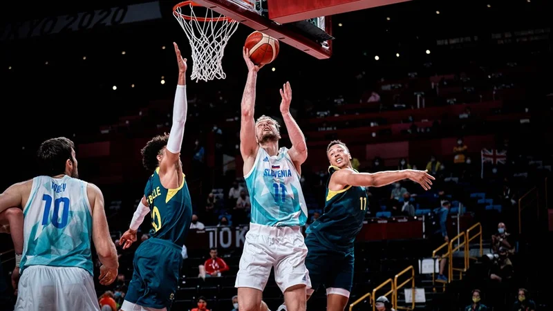 Fotografija: Jaka Blažič (z žogo) in Mike Tobey (levo) bosta pomembna aduta slovenske reprezentance v kvalifikacijah za SP. FOTO: FIBA