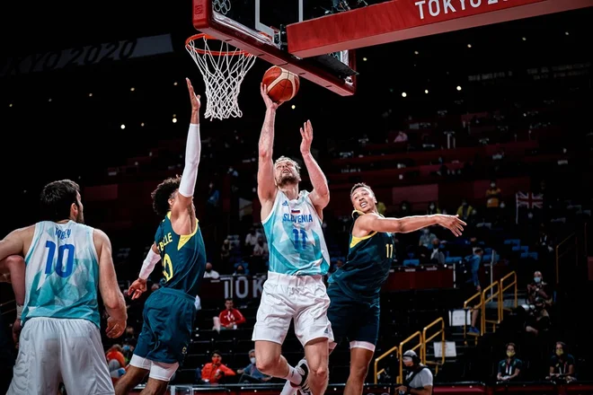 Jaka Blažič (z žogo) in Mike Tobey (levo) bosta pomembna aduta slovenske reprezentance v kvalifikacijah za SP. FOTO: FIBA