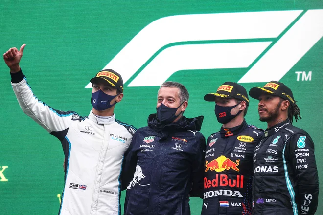 Max Verstappen (drugi z desne), George Russell (levo) in Lewis Hamilton (desno) so zelo zadržano proslavili stopničke v Spa-Francorchampsu. FOTO: Kenzo Tribouillard/AFP