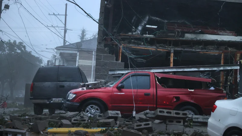 Fotografija: V Louisiani je brez elektrike ostalo več kot milijon gospodinjstev. FOTO: Scott Olson/Afp