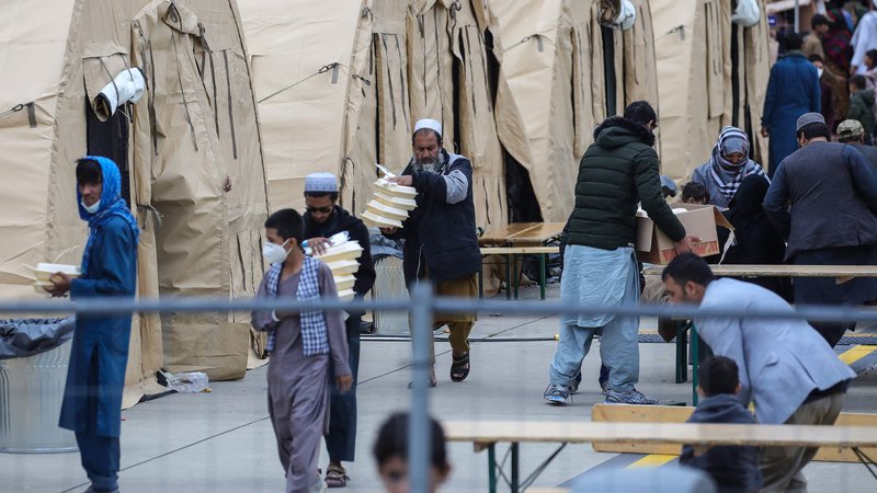 Fotografija: Evakuirani iz Afganistana v ameriški letalski bazi Ramstein v Nemčiji. Tam gostijo več tisoč evakuiranih. FOTO: Armando Babani/AFP