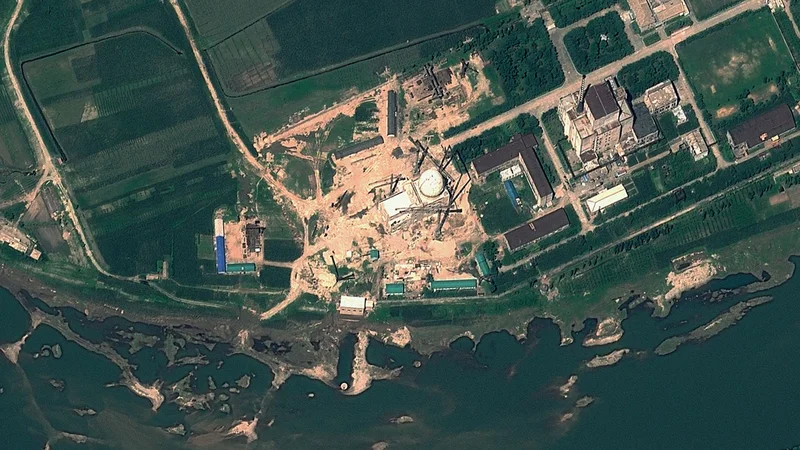 Fotografija: Satelitski posnetek raziskovalnega centra v Yongbyonu. FOTO: AFP