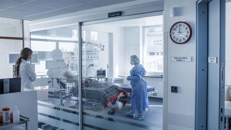 Fotografija: Uresničujejo se slabe napovedi. Število okuženih in hospitaliziranih zaradi covida narašča. FOTO: Matej Povše