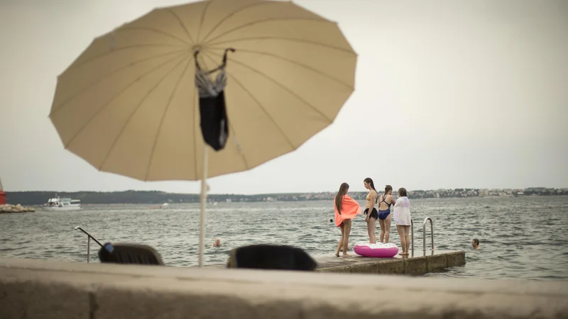 Fotografija: Do sredine septembra prihajajo tudi gostje, ki se želijo izogniti gneči na vrhuncu kopalne sezone. FOTO: Jure Eržen/Delo