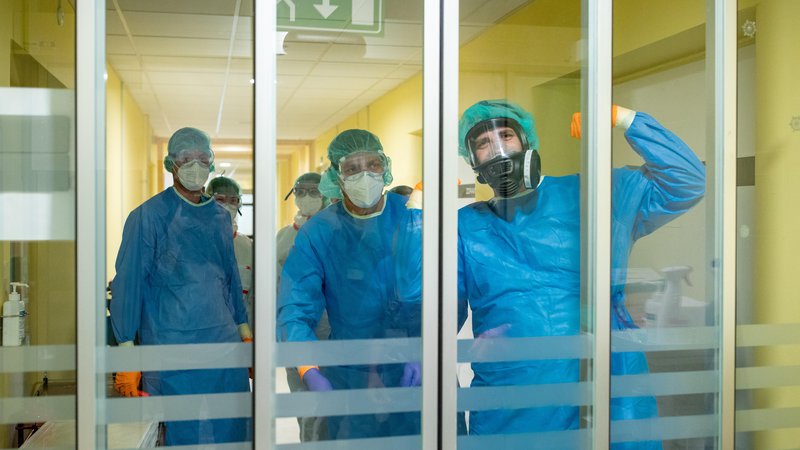 Fotografija: Ključno breme skrbi za bolnike, ki zaradi covida-19 v Sloveniji potrebujejo bolnišnično oskrbo in intenzivno nego, je neposredno na 100 do največ 135 zdravnikih specialistih. FOTO: Voranc Vogel/Delo