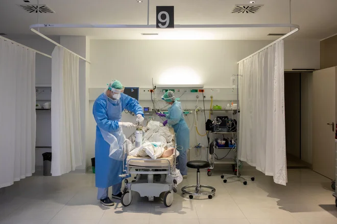 V primeru, da bo prišlo do takšnega vala, kot sta bila drugi in tretji, pa bodo bolnišnice zablokirane in bodo praktično lahko izvajale samo urgentno službo in skrbele za onkološke paciente. FOTO: Voranc Vogel/Delo