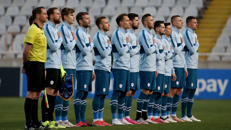 Fotografija: Slovenski nogometaši pred marčevsko tekmo v Nikoziji. FOTO: Yiannis Kourtoglou/Reuters