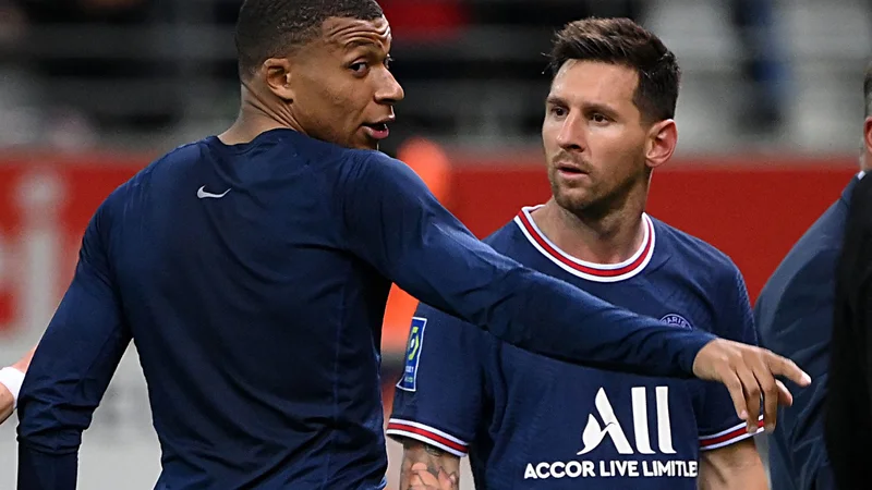 Fotografija: Mbappe (levo) je na zelenici minuli konec tedna prvič pozdravil novega soigralca Lionela Messija, a kaj lahko bi se zgodilo, da bosta skupaj v dresu PSG odigrala le prgišče minut. FOTO: Franck Fife/AFP