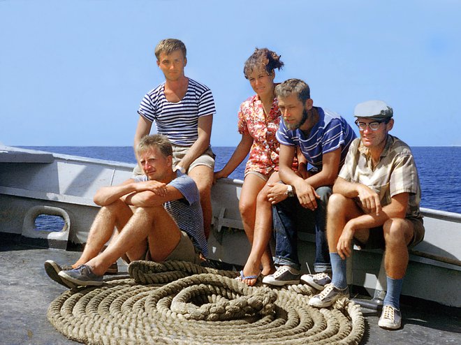 Prva jugoslovanska ekspedicija v Rdečem morju leta 1960. Od leve proti desni: Marjan Richter, Majda Štoviček Štirn, Jože Štirn, Savo Brelih, na tleh sedi Ivan Kralj. FOTO: Marjan Richter