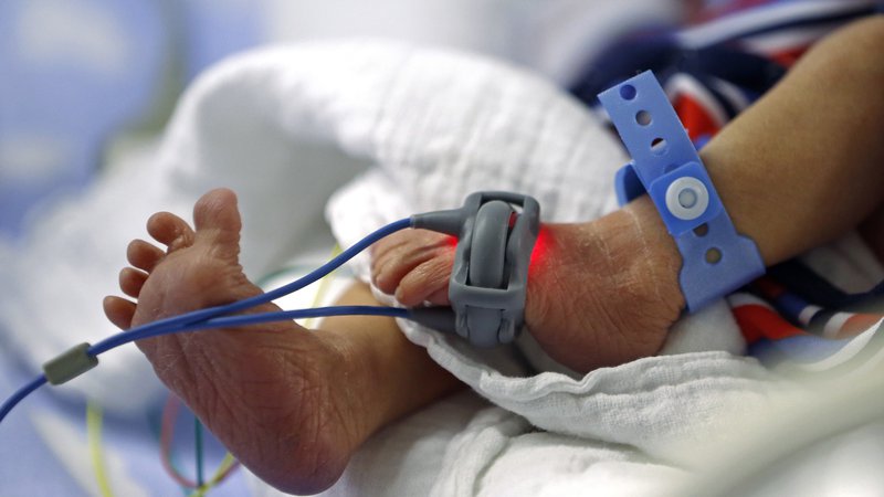 Fotografija: V Zagrebu je na intenzivni enoti dojenček s covidom-19, priključen na kisik. Nihče ne ve, ali bo preživel. Fotografija je simbolna. FOTO: Reuters