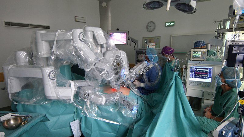 Fotografija: V SIQ preizkušajo in certificirajo različne medicinske pripomočke, med drugim robotske sisteme Da Vinci, ki kirurgom pomagajo pri operacijah prostate, pa tudi dele robotov za celotno endoskopsko operacijo. FOTO: Igor Zaplatil/Delo
