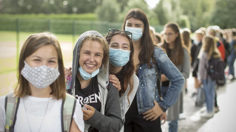 Fotografija: Prvi šolski dan bo zelo podoben lanskemu. Da bi le šolsko leto potekalo v šoli. FOTO: Jure Eržen/Delo