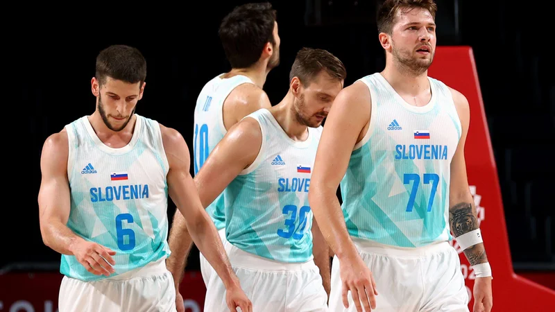 Fotografija: Luka Dončić in soigralci med zadnjim nastopom na OI 2020 v Tokiu, od koder so se vrnili s četrtim mestom. FOTO: Brian Snyder/Reuters