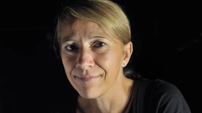Fotografija: Tina Kozin je pisala iz nuje: »Čutila sem, da moram neke stvari napisati in ubesediti, po drugi strani pa se mi je zdelo tako rekoč nemogoče govoriti o tem. Sploh tako, da bi ohranila osnovno digniteto do vseh vpletenih, po drugi strani je tudi težko najti izraz za doživetja, kot so umiranje, smrt, ne da bi hkrati to zbanaliziral.« FOTO: Ivan Merljak