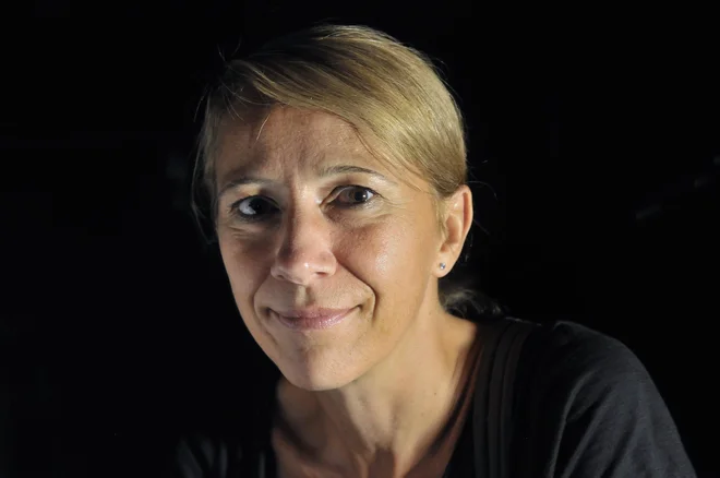 Tina Kozin je pisala iz nuje: &raquo;Čutila sem, da moram neke stvari napisati in ubesediti, po drugi strani pa se mi je zdelo tako rekoč nemogoče govoriti o tem. Sploh tako, da bi ohranila osnovno digniteto do vseh vpletenih, po drugi strani je tudi težko najti izraz za doživet&shy;ja, kot so umiranje, smrt, ne da bi hkrati to zbanaliziral.&laquo; FOTO: Ivan Merljak
