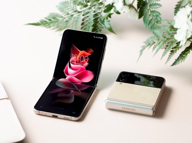 Fotografija: Končno pametni telefon, ki ga lahko spravite tudi v najmanjši žep. FOTO: Samsung