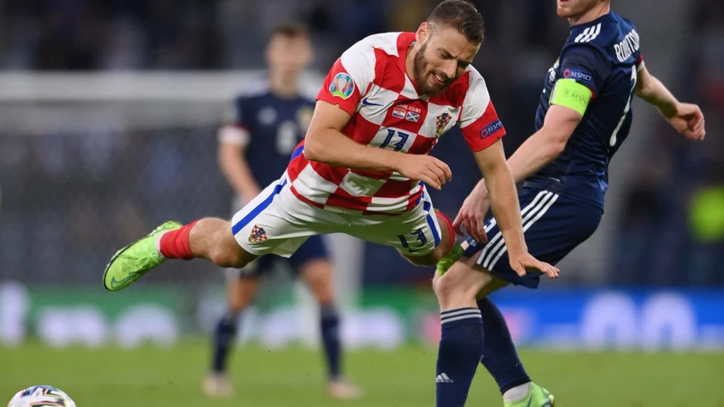 Fotografija: Nikola Vlašić (levo) med tekmo eura 2020 v Glasgowu proti Škotski. FOTO: Stu Forster/Reuters