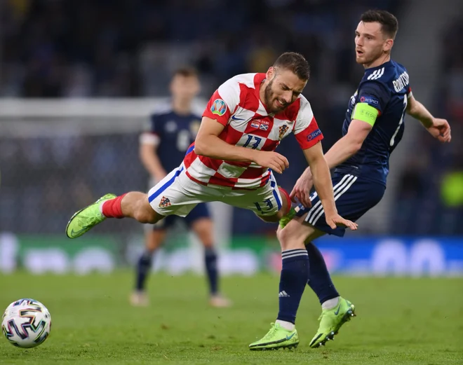 Nikola Vlašić (levo) med tekmo eura 2020 v Glasgowu proti Škotski. FOTO: Stu Forster/Reuters