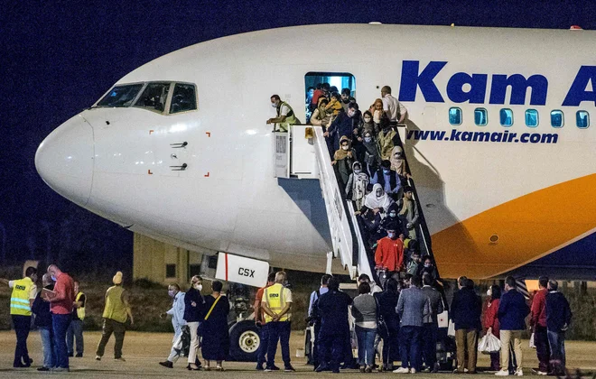 Po pričakovanjih bodo Afganistanci kasneje odpotovali v ZDA ali drugo državo. FOTO: Robert Atanasovski/AFP