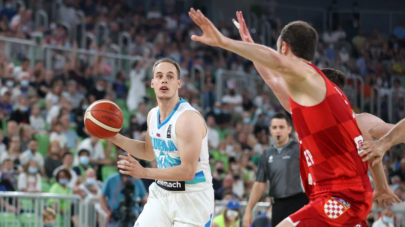 Fotografija: Slovenski košarkarji so se pomerili s Hrvaško tik pred letošnjimi kvalifikacijami za OI, v Stožicah ji je Klemen Prepelič nasul 31 točk ob zmagi s 97:88. FOTO: KZS