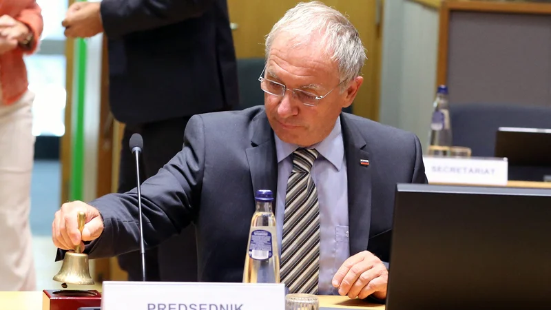 Fotografija: Slovenski notranji minister Aleš Hojs je kot predsednik zasedanja notranjih ministrov EU opozoril, da Slovenija ne podpira humanitarnih koridorjev in da z izjemo sodelavcev EU in Nata ni pripravljena sprejeti drugih, zlasti ne moških. FOTO: Francois Walschaerts/AFP