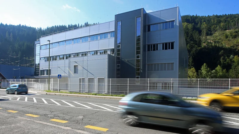 Fotografija: Lekova stavba, v kateri bo Tab Mežica proizvajal litij-ionske baterije, še vedno sameva. Epidemija onemogoča poslovne poti na Kitajsko, odkoder prihaja njihov poslovni partner Haidi Energy Technology. FOTO: Tadej Regent/Delo