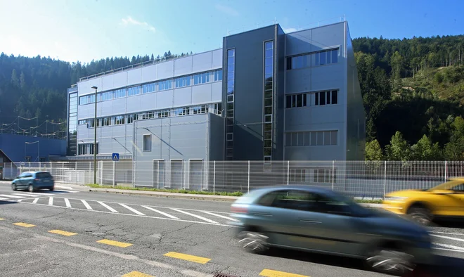 Lekova stavba, v kateri bo Tab Mežica proizvajal litij-ionske baterije, še vedno sameva. Epidemija onemogoča poslovne poti na Kitajsko, odkoder prihaja njihov poslovni partner Haidi Energy Technology. FOTO: Tadej Regent/Delo