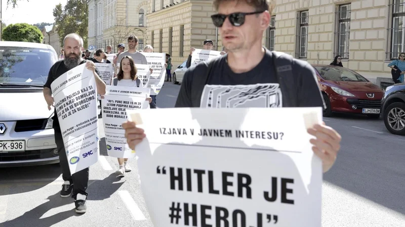 Fotografija: Protestniki so na okna ministrstva izobesili plakate z več izjavami, ki jih je predsednik društva za promocijo tradicionalnih vrednot Urban Purgar javno objavil na družbenih omrežjih. FOTO: Voranc Vogel/Delo