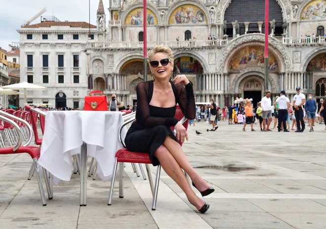 Ameriška igralka Sharon Stone (63), je samozavestno pozirala na modni reviji Dolce &amp; Gabbana v Benetkah. FOTO: Profimedia&nbsp;