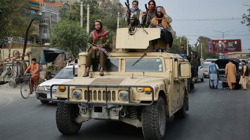 Fotografija: Talibske patrulje na kabulskih ulicah gospodarijo z ameriškimi vojaškimi vozili. FOTO: Hoshang Hashimi/AFP