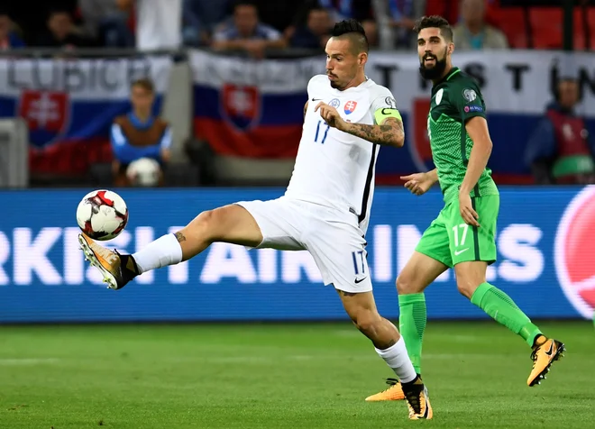 Marek Hamšik (levo) in soigralci se zavedajo zahtevnosti naloge. FOTO: Radovan Stoklasa/Reuters