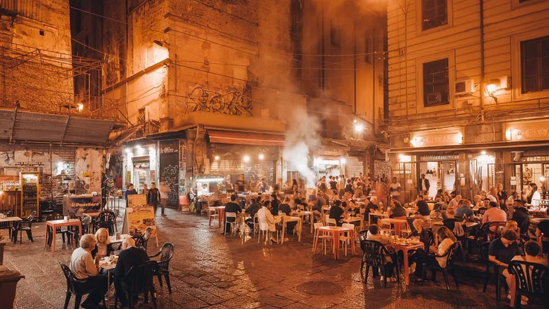 Fotografija: Ulice v historičnem mestnem jedru Palerma so prepredene z gostilnami in bari in se začnejo prazniti šele zgodaj zjutraj. FOTO: Shutterstock