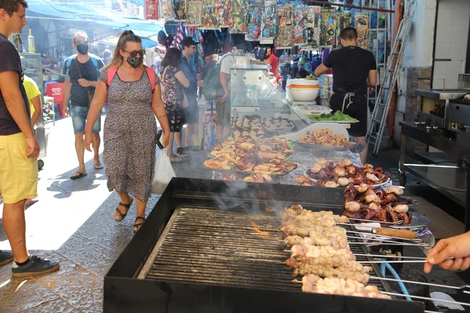 V Palermu je bil na jedilniku <em>fritto misto</em><em>, </em>mešano cvrtje iz giric, mini hobotnic in škampov. FOTO: Barbara Zimic