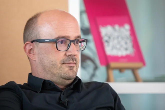 »Čez pet let bo podjetje precej večje. Lani smo v celoti prenovili pisarne, saj pričakujemo veliko povečanje števila zaposlenih. Smo med vodilnimi pri podpori na daljavo in IT-avtomatizaciji, ki sta trenda, zato pričakujemo enormno rast poslovanja,« je optimističen direktor XLAB Gregor Berginc. FOTO: Voranc Vogel/Delo